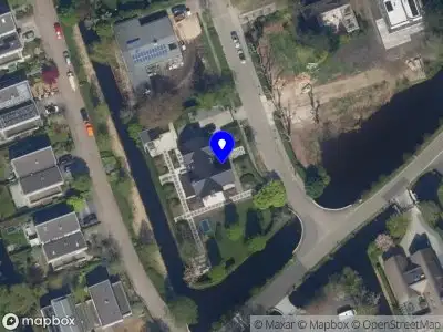 Ambulance met grote spoed naar de Rivium Quadrant in Capelle aan den IJssel
