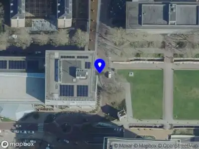 Ambulance en brandweer met grote spoed naar de Geert Grooteplein Noord in Nijmegen