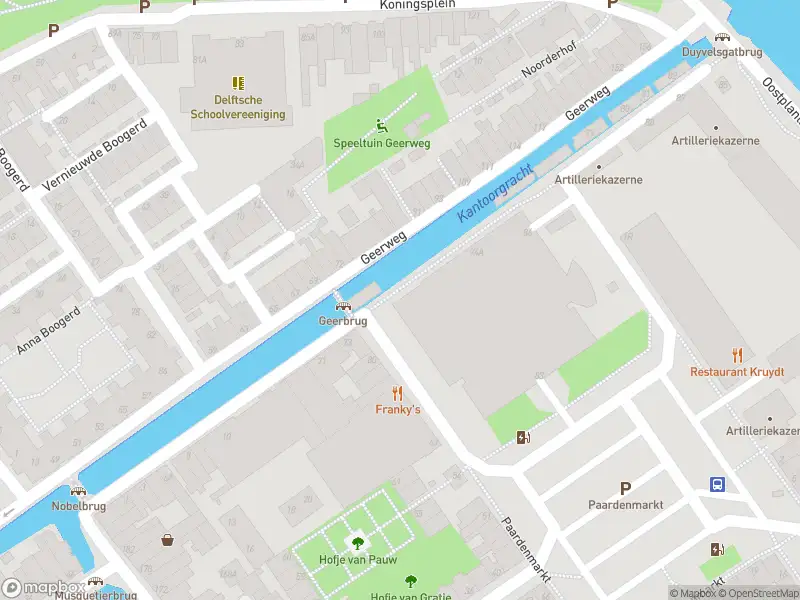 Ambulance met grote spoed naar de Kantoorgracht in Delft