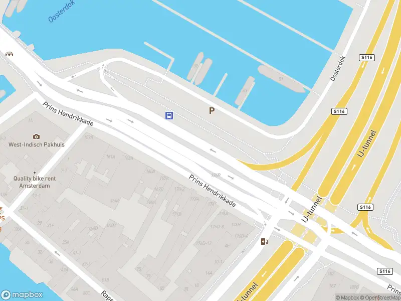 Ambulance met grote spoed naar de Oosterdok in Amsterdam