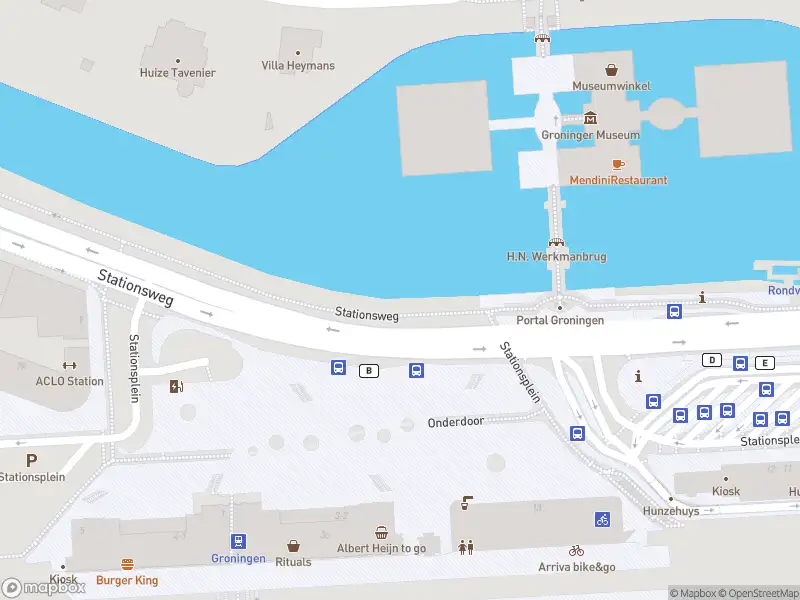 Brandweer met gepaste spoed naar de Stationsweg in Groningen