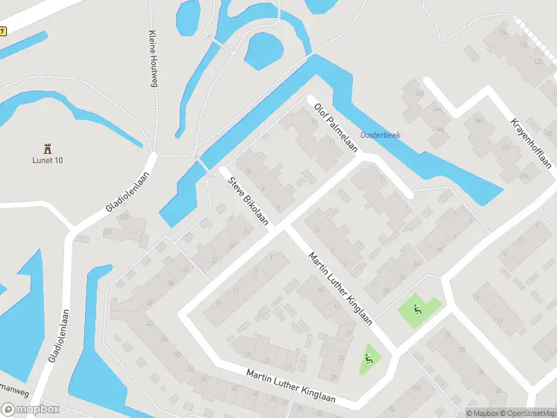 Ambulance met grote spoed naar de Steve Bikolaan in Beverwijk