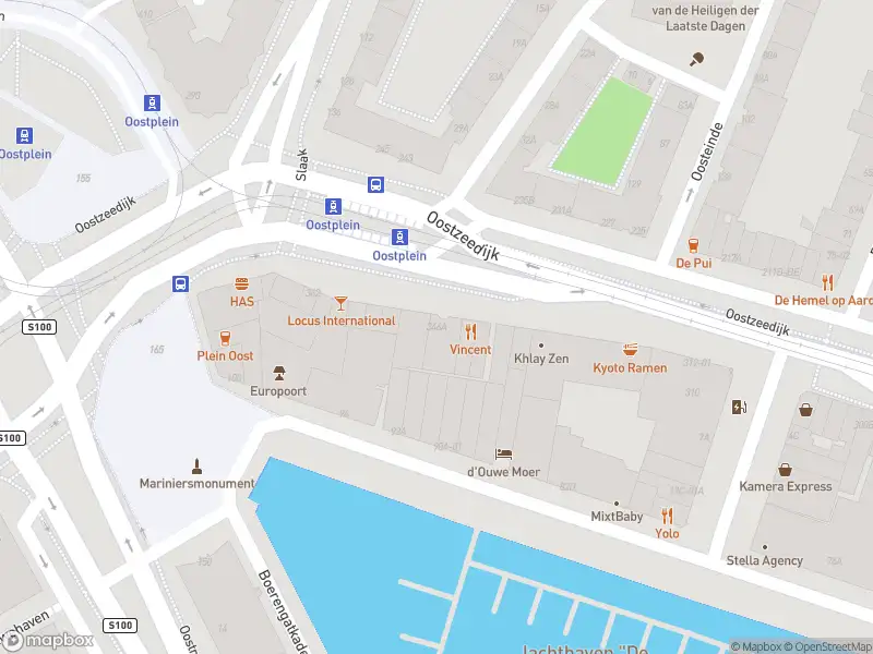 Ambulance met grote spoed naar de Oostzeedijk in Rotterdam