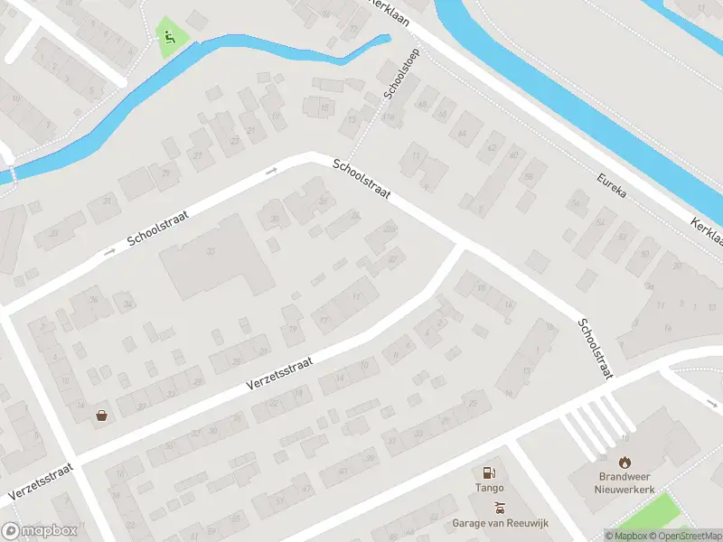 Ambulance met grote spoed naar de Schoolstraat in Nieuwerkerk aan den IJssel