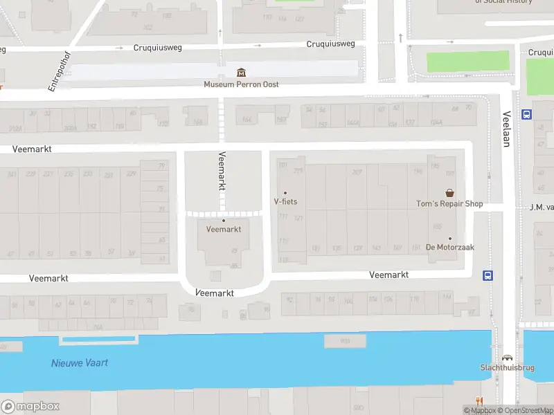 Ambulance met grote spoed naar de Veemarkt in Amsterdam