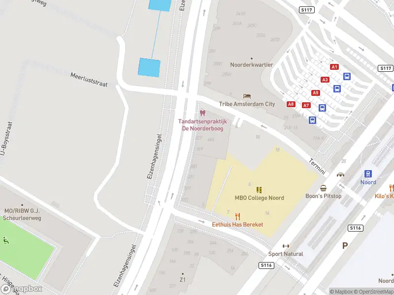 Ambulance met grote spoed naar de Elzenhagensingel in Amsterdam