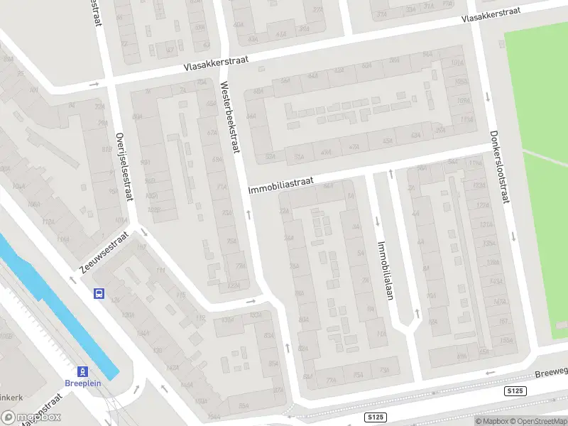 Ambulance met gepaste spoed naar de Westerbeekstraat in Rotterdam