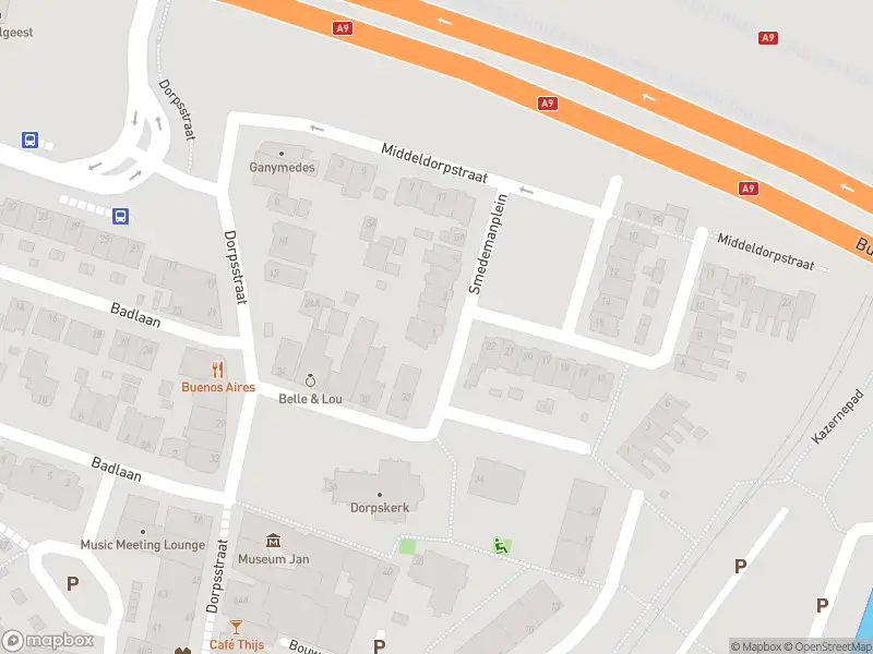 Ambulance met grote spoed naar de Smedemanplein in Amstelveen