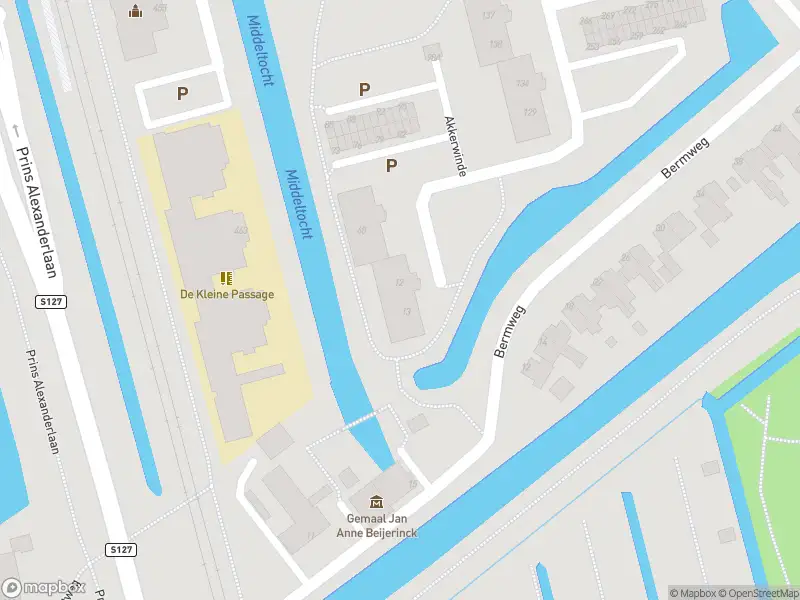 Ambulance met grote spoed naar de Akkerwinde in Capelle aan den IJssel