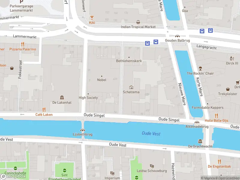 Ambulance met gepaste spoed naar de Marktsteeg in Leiden