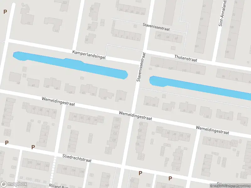 Ambulance met grote spoed naar de Stavenissestraat in Rotterdam