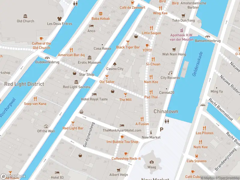 Ambulance met grote spoed naar de Molensteeg in Amsterdam