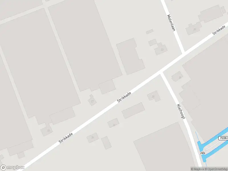 Ambulance met grote spoed naar de Strikkade in Pijnacker