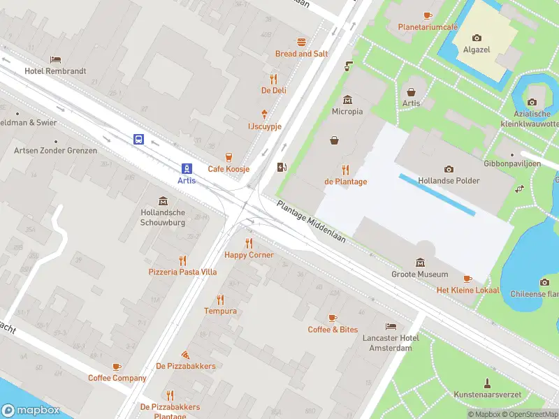 Ambulance met grote spoed naar de Plantage Kerklaan in Amsterdam