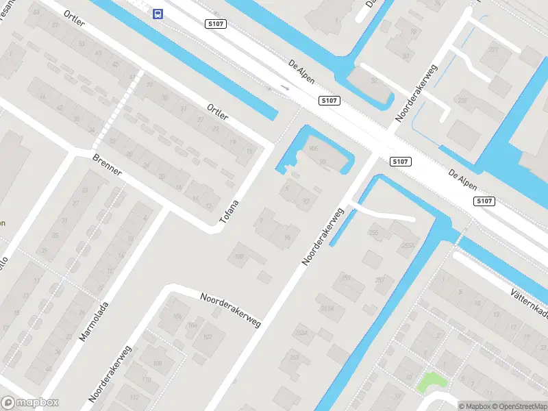 Ambulance met grote spoed naar de Tofana in Amsterdam