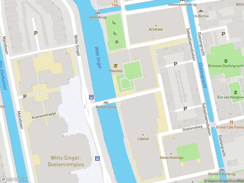 Ambulance met gepaste spoed naar de Witte Singel in Leiden