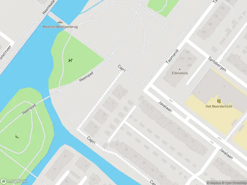 Ambulance met grote spoed naar de Capri in Zoetermeer