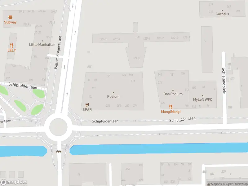 Ambulance met grote spoed naar de Schipluidenlaan in Amsterdam