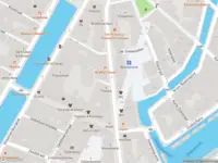 Ambulance met grote spoed naar de Sint Antoniesbreestraat in Amsterdam