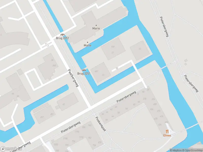 Ambulance met grote spoed naar de Pietersbergweg in Amsterdam