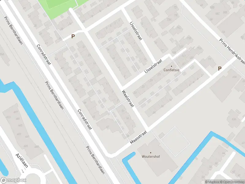 Ambulance met grote spoed naar de Waalstraat in Alphen aan den Rijn