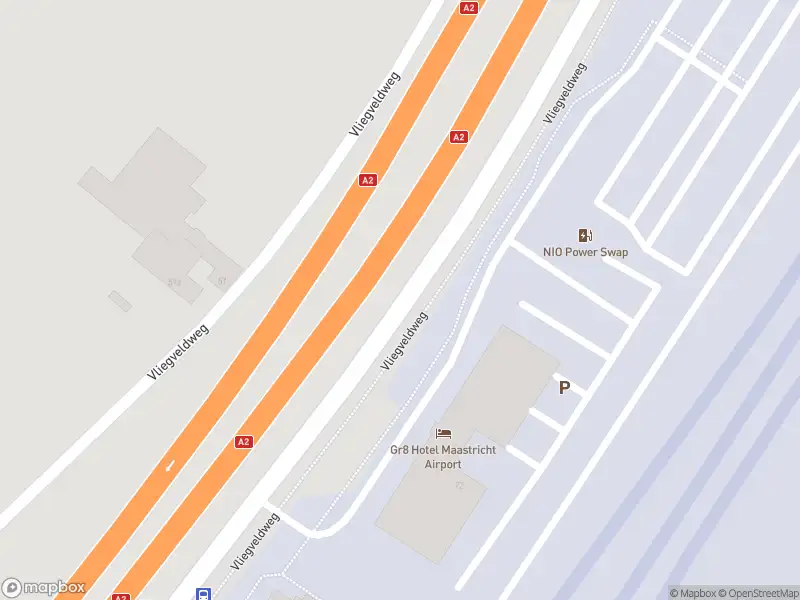 Ambulance, brandweer en politie met grote spoed naar de Vliegveldweg in Maastricht-Airport