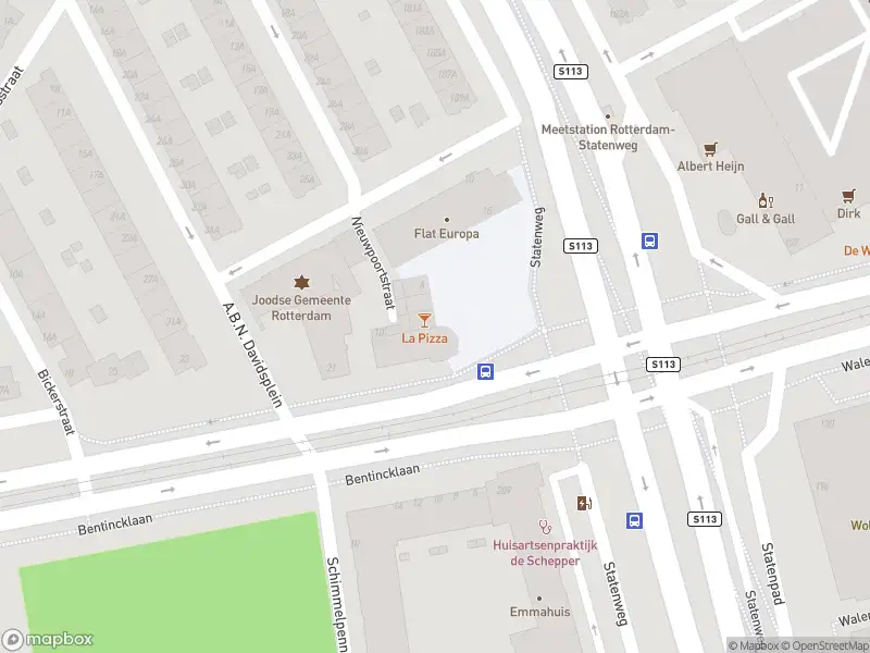 Ambulance met grote spoed naar de Bentinckplein in Rotterdam