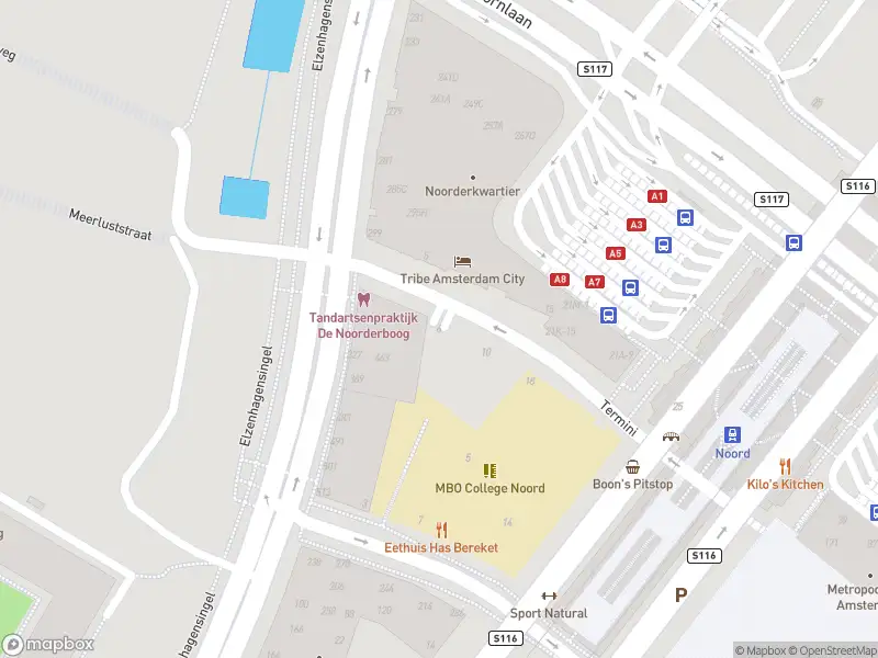 Ambulance met grote spoed naar de Termini in Amsterdam