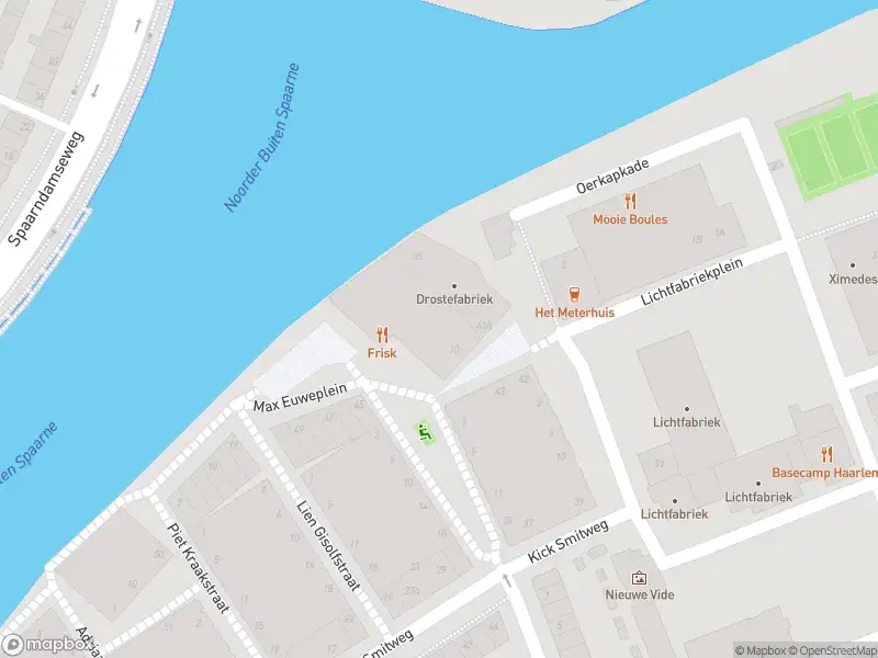 Ambulance met grote spoed naar de Max Euweplein in Haarlem