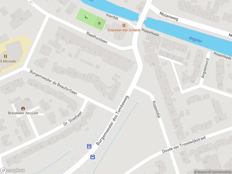 Ambulance met grote spoed naar de Burgemeester des Tombeweg in Abcoude