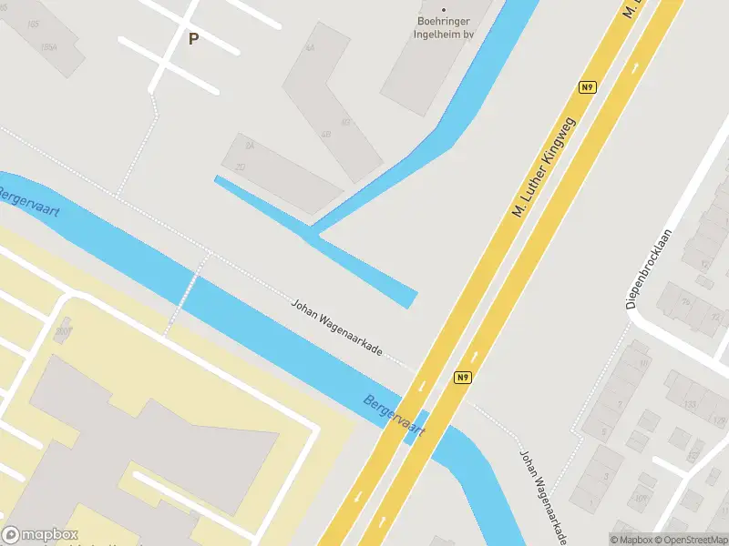 Ambulance met grote spoed naar de Van de Veldelaan in Alkmaar