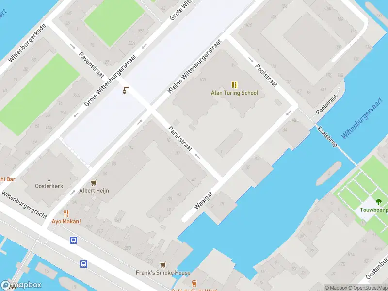 Ambulance met gepaste spoed naar de Parelstraat in Amsterdam