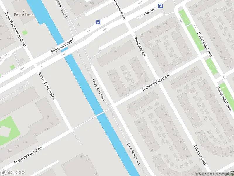 Ambulance met grote spoed naar de Troepiaalsingel in Amsterdam