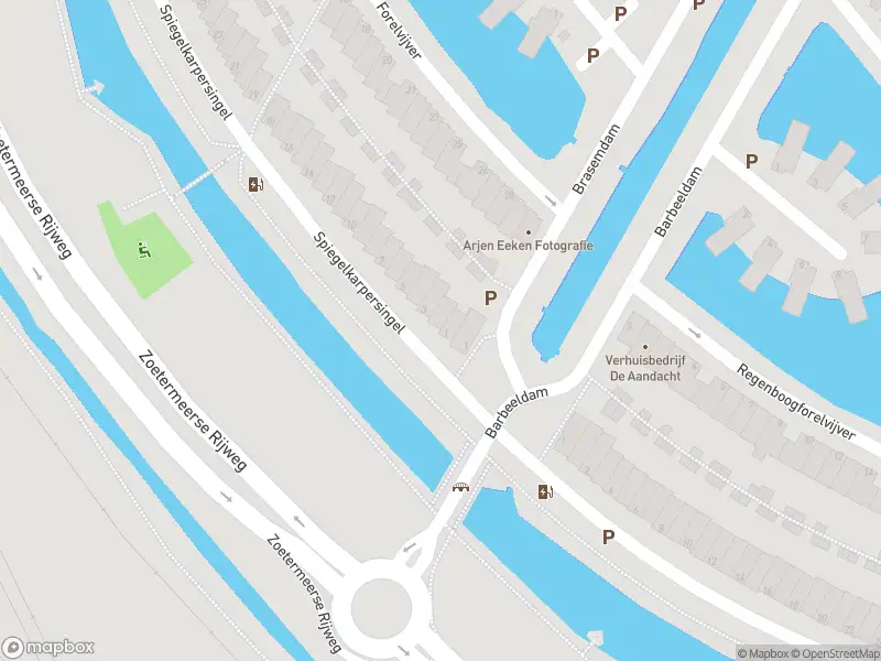 Ambulance met grote spoed naar de Spiegelkarpersingel in 's-Gravenhage