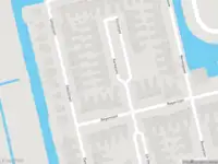 Brandweer met grote spoed naar de Kerkelant in Volendam vanwege afhijsen patient