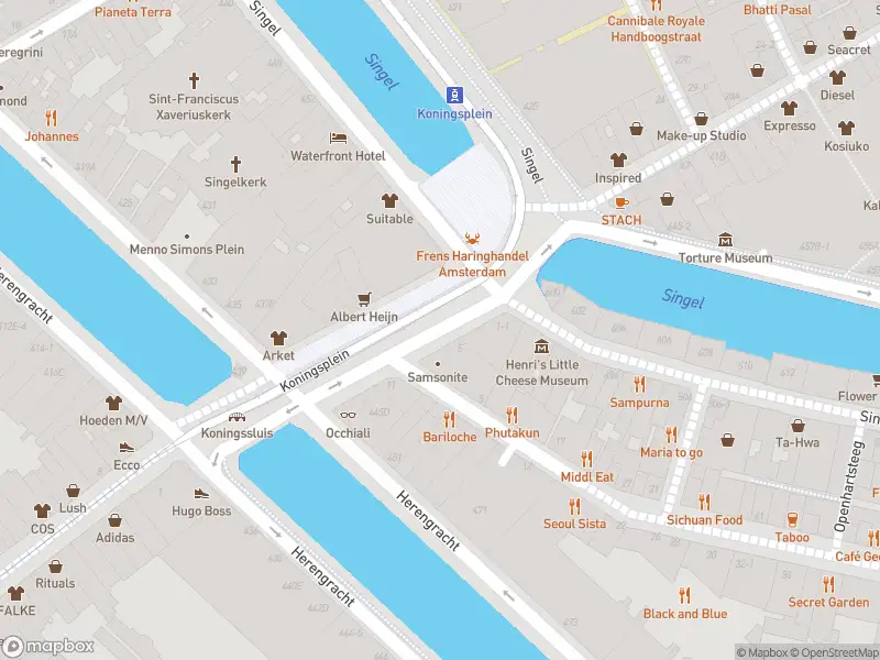 Ambulance met grote spoed naar de Koningsplein in Amsterdam