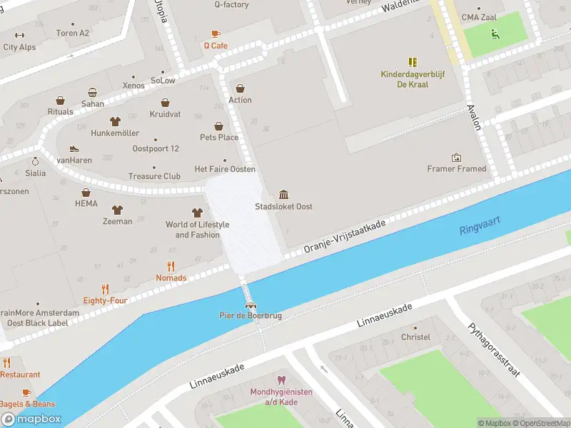 Ambulance met grote spoed naar de Oranje-Vrijstaatplein in Amsterdam