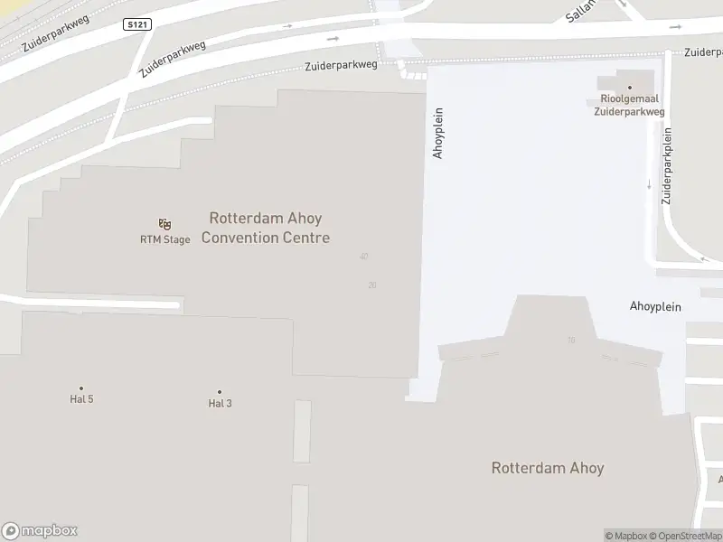 Ambulance met grote spoed naar de Ahoyweg in Rotterdam