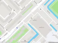 Ambulance met grote spoed naar de Hertzstraat in Amsterdam