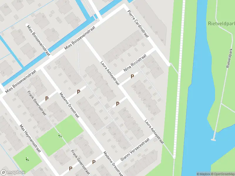 Ambulance met gepaste spoed naar de Laura Ashleystraat in Rotterdam