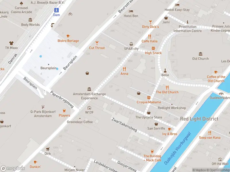 Ambulance met grote spoed naar de Oudekerksplein in Amsterdam