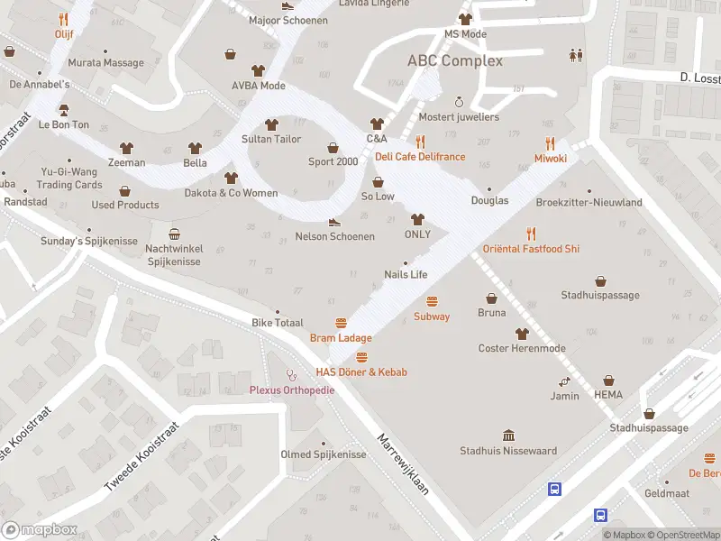 Brandweer met grote spoed naar de Nieuwstraat in Spijkenisse vanwege waarnemen gaslucht