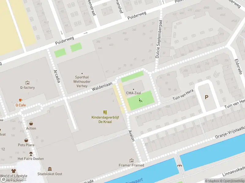 Ambulance met grote spoed naar de Paradijsplein in Amsterdam