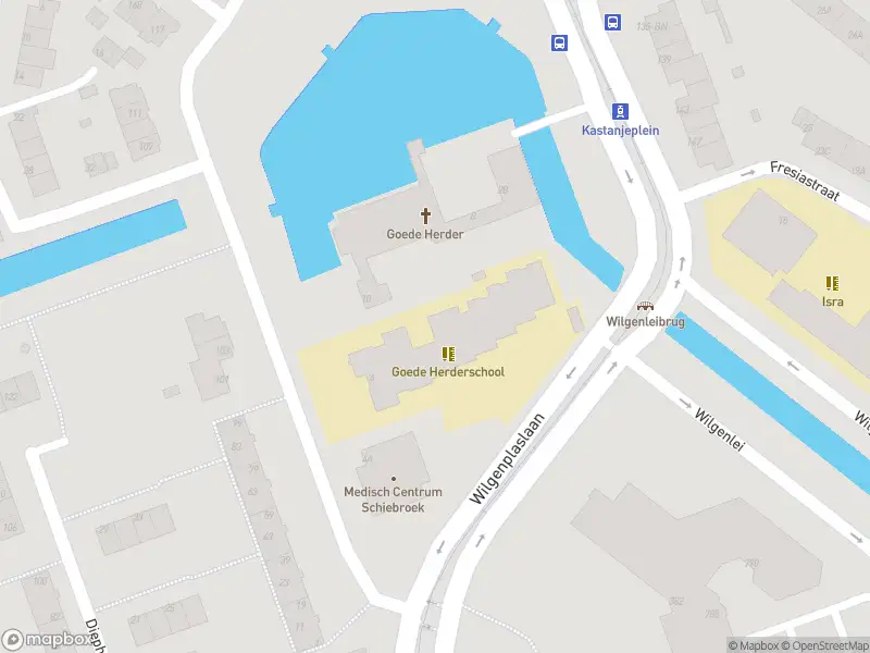 Ambulance met grote spoed naar de Kastanjeplein in Rotterdam