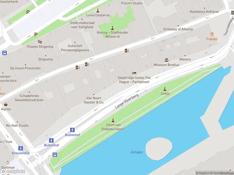 Ambulance met gepaste spoed naar de Lange Vijverberg in 's-Gravenhage