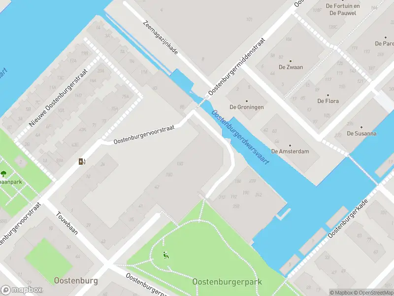 Ambulance met grote spoed naar de Oostenburgervoorstraat in Amsterdam