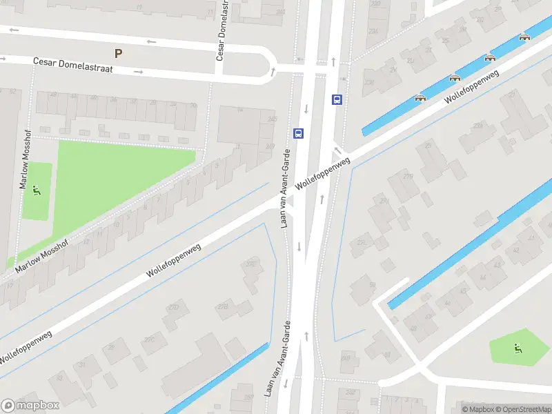 Ambulance met grote spoed naar de Wollefoppenweg in Rotterdam