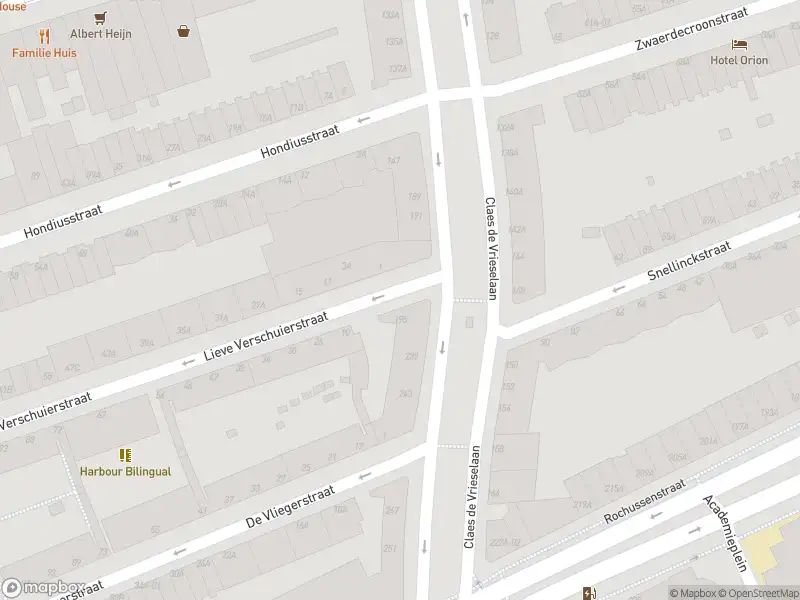 Ambulance met grote spoed naar de Claes de Vrieselaan in Rotterdam