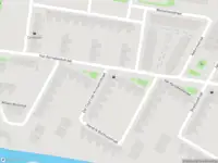 Ambulance met grote spoed naar de Del Court van Krimpenstraat in Amsterdam