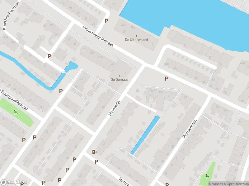 Ambulance met grote spoed naar de Nieuwedijk in Alphen aan den Rijn